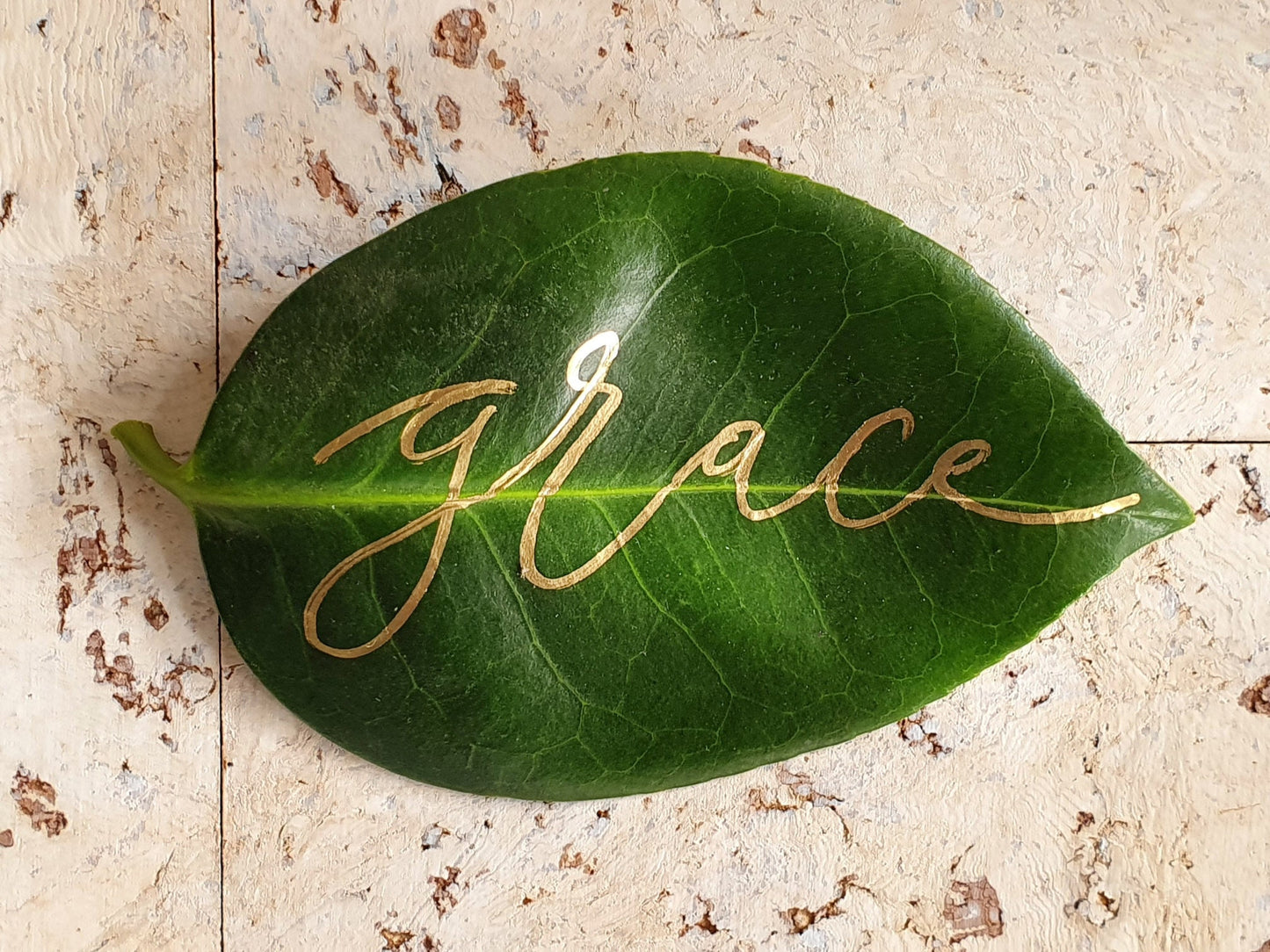 Personalised gold leaf place cards - Wedding leaf place name - Calligraphy Placement cards fresh leaf - Handwritten leaves