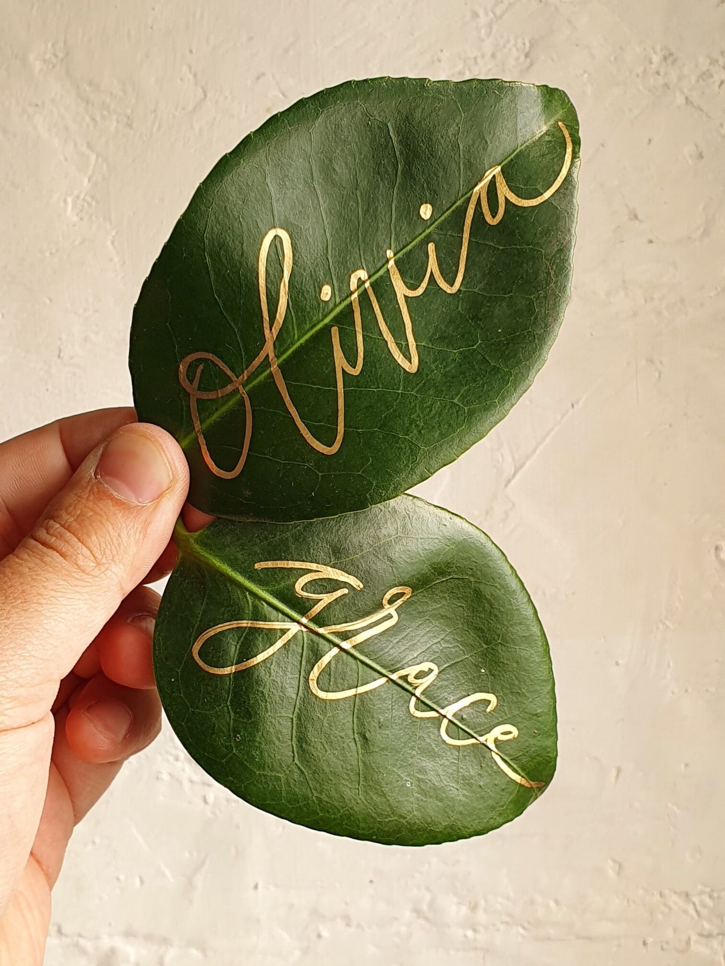 Personalised gold leaf place cards - Wedding leaf place name - Calligr ...