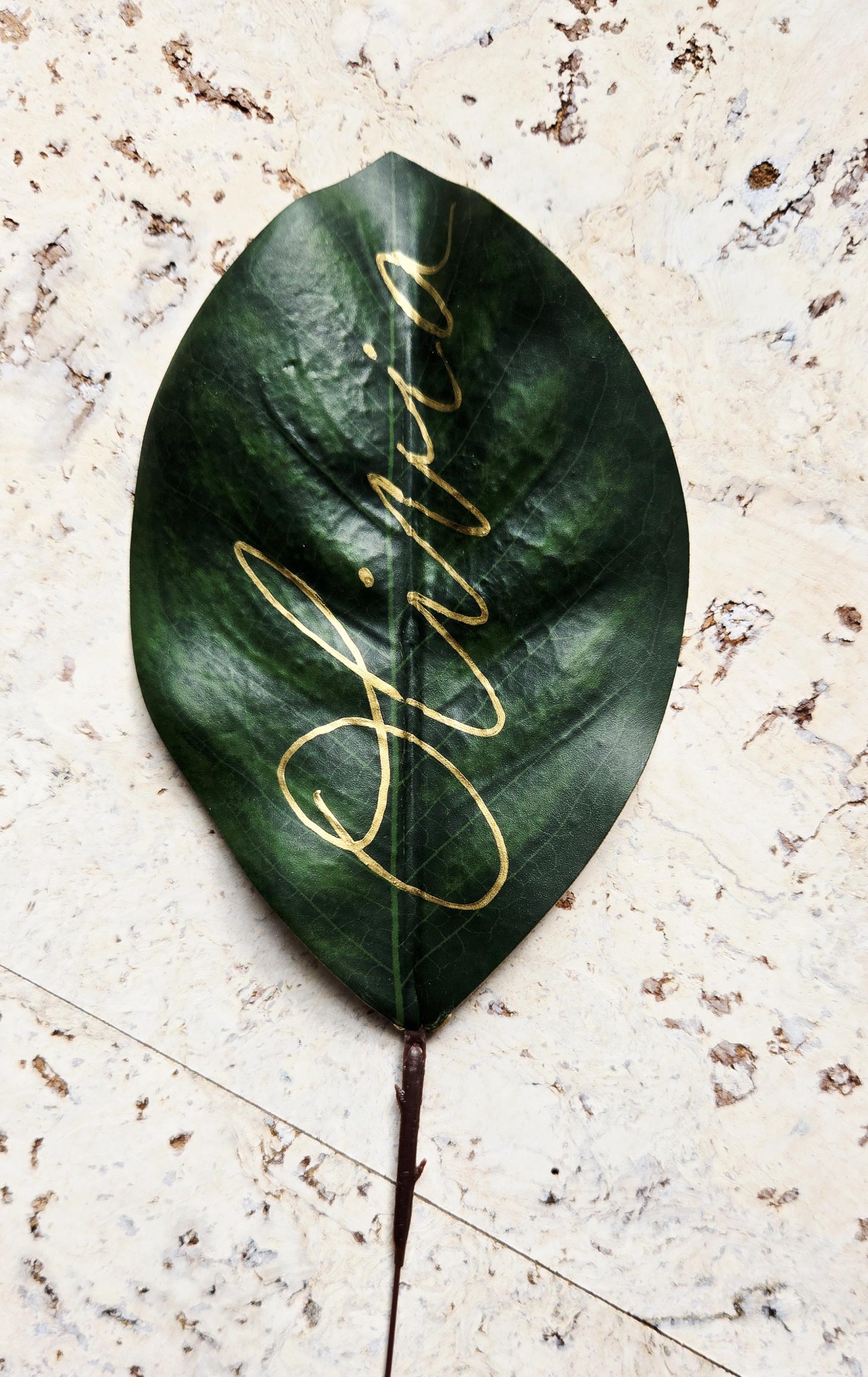 Personalised gold leaf place cards - Wedding leaf place name - Calligraphy Placement cards faux leaf - Handwritten leaves